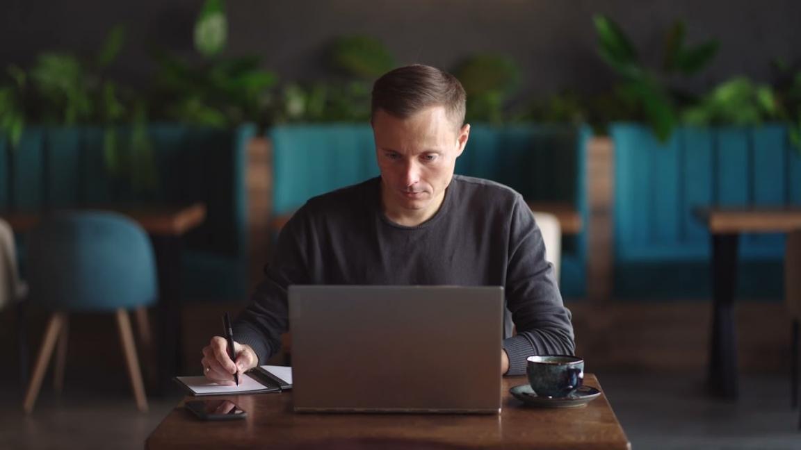 Professionelle Online-Schulungsumgebung mit Finanzberichten und Analysewerkzeugen